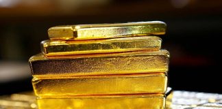 Wall Street falls while bond yields rise with gold